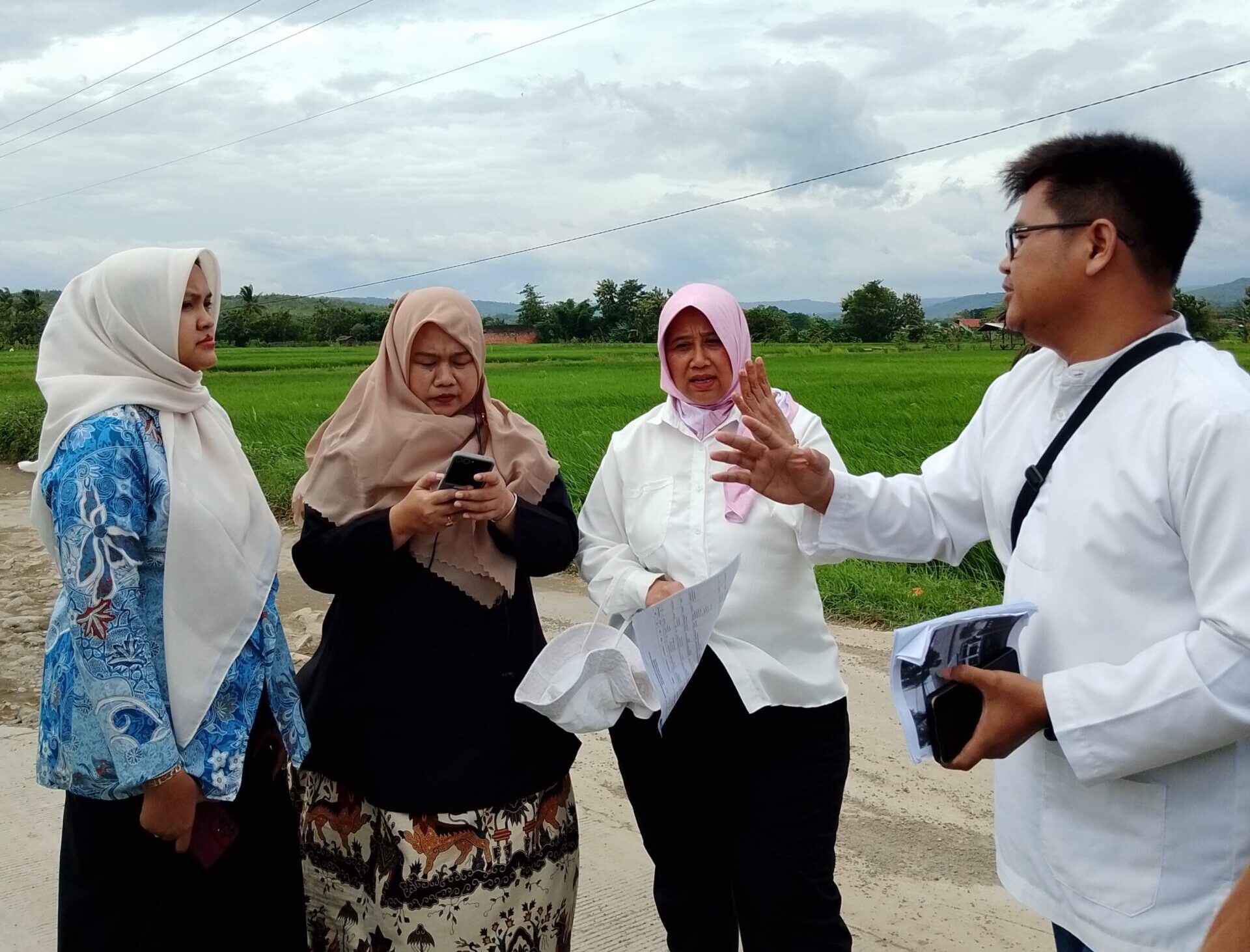 Pimpinan dan anggota DPRD meninjau lokasi pembangunan saat Pra Musrenbang di Karangwareng.