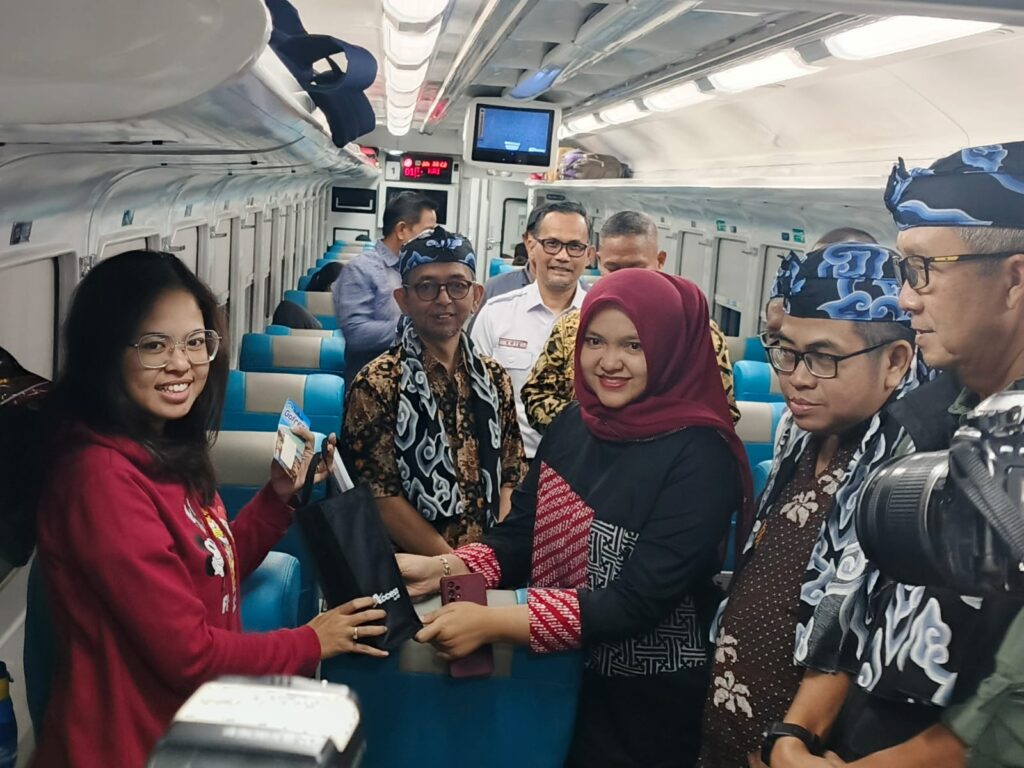 Ketua DPRD Kabupaten CIrebon, Sophi Zulfia menghadiri peluncuran KA Gunungjati di Stasiun Cirebon.