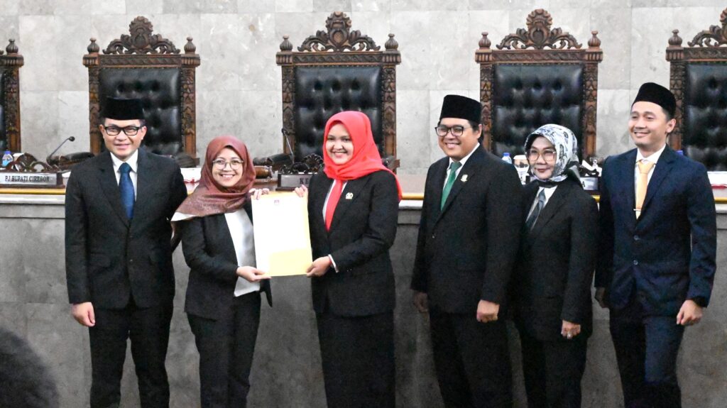 Rapat paripurna DPRD Kabupaten Cirebon terkait penetapan bupati dan wakil bupati terpilih hasil Pilkada 2024.