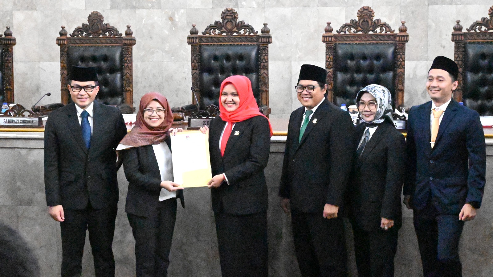 Rapat paripurna DPRD Kabupaten Cirebon terkait penetapan bupati dan wakil bupati terpilih hasil Pilkada 2024.